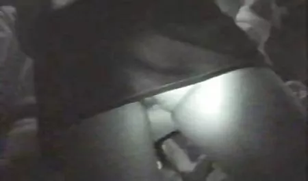 Een grote meid verzet zich tegen de grote lul van een man. massage seksfilm