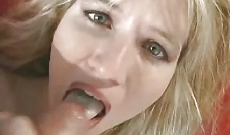 Jong gratis seks film kijken meisje geniet van intieme massages