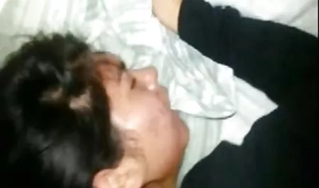 Een geile vrouw die vreemdgaat seksfilms online met haar man met een jonge, stevige lul.