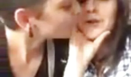 Naakte meisjes die op korte seksfilm straat lopen