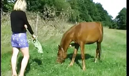Sport met de vintage seksfilms vagina van het meisje en ging recht in haar lichaam.
