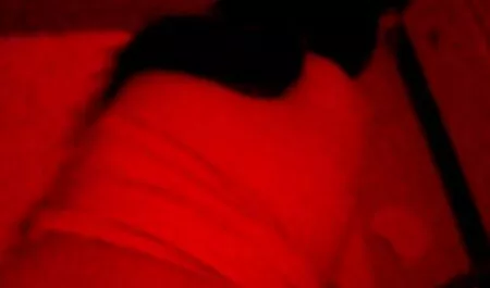 Sexy brunette gratis seks film trekt de aandacht van zwarte man
