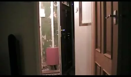 Een ervaren lesbische seksfilm minnaar die luxueus blond eet met dikke fallus.
