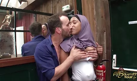 Twee vriendinnen delen een sterke staaf. gratis lesbische seksfilms