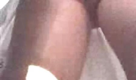 De twee meisjes in het zwembad hebben plezier met een man gratis seks film