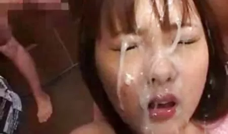 Brunette tevreden en zet sperma op het gratis korte seksfilms gezicht