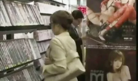 Geoliede slet vintage seksfilms geneukt bij het zwembad