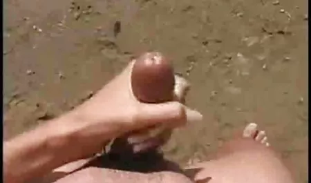 Sexy blonde Masturbatie in lesbische seksfilms kousen