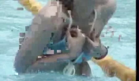 De masseur neukt lesbische seksfilms de brunette na de douche.