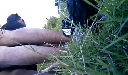 Een mooi meisje masturbeert in gratis seks film bed.