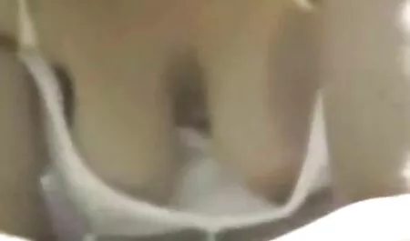 Hot ebony geeft zich over aan oma seksfilm een man in de kont voor heerlijke cumshot.