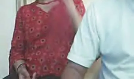 Een man met een strenge gratis lange seksfilmpjes leraar steekt de brunette in het midden van het toilet.