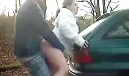 Aantrekkelijke brunette die al het youtube seksfilms sperma van een man opzuigt