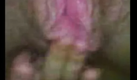Een stel neukt voor een spiegel en maakt thuis een seksfilm lesbisch film.