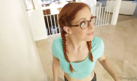 De mens voegt gratis lange seksfilms zachtjes zijn kloppende lul toe