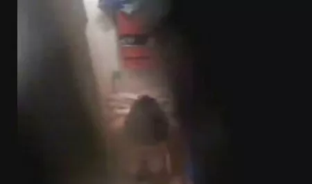 De brunette vraagt de gesprekspartner om zich korte seksfilm uit te kleden op de bank.