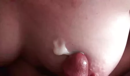 Een rondborstig meisje streelt zichzelf bij de gratis amateur seksfilms open haard.