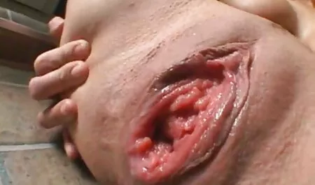 Een man met een sterke fysieke ontwaking die zijn vriendin romantische seksfilms kust.