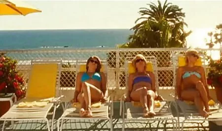 Lesbische brunettes die glijden met gratis seksfilms kijken een speeltje.