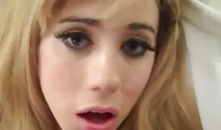 Zuigen aan de penis van free seksfilm een getatoeëerde hoer