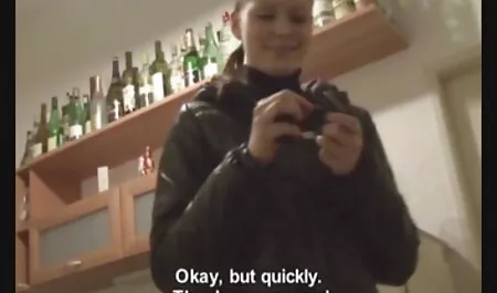 Meisje in 96 bevredigt een bi seks films menigte mannen en drinkt sperma uit de vagina.