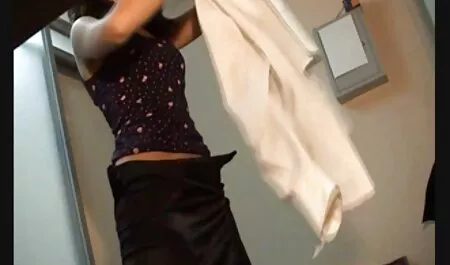 Gladjes model gratis seksfilms bekijken terwijl je stiekem masturbeert in bed.