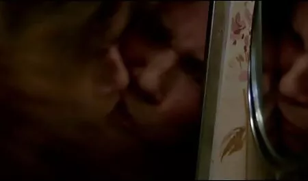 Een gehoorzame dienaar die de wensen van de lesbische seksfilm Maagd Maria vervult.