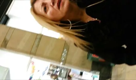 Het partnerruil seksfilms Gespierde type is aantrekkelijk. jonge vrouwen met penis.