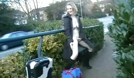 Roodharige lesbiennes schoof dildo langzaam tussen broodliefhebbers in. seksfilm lesbisch