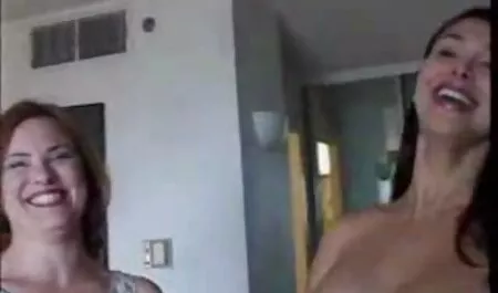 Een zachte Aziaat neemt een sterke en seksfilms kijken krachtige penis van een man.