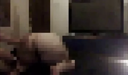 Meisje zuigt op haar knieën, oma seksfilm komt samen met vriendje