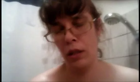 Neukte een mooie Aziaat met een harige seksfilms online kut
