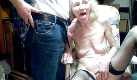 Prachtige brunette lichaam brengt vintage seksfilms de man naar een sterke Ejaculatie.