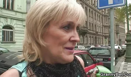 Alexis Crystal gratis seksfilm 123 streelt haar natte poesje.