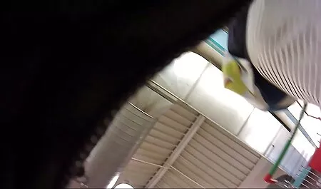 Het meisje helpt de buren om te seksfilm lesbisch masturberen.