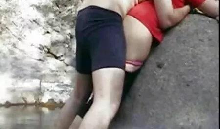 Een man lesbische seksfilm die twee hartstochtelijke hoeren eet.
