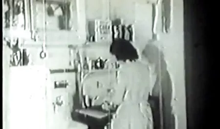 Twee zussen geven gratis seksfilm zich over aan een man in hol drie.