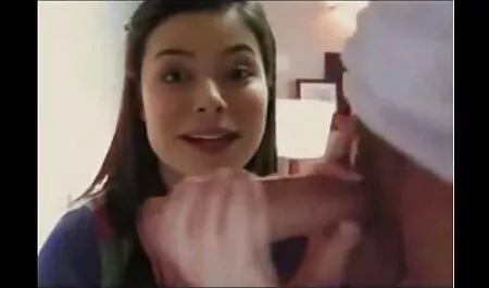 Het lesbische seksfilms huis van een vrouw staat in de keuken.