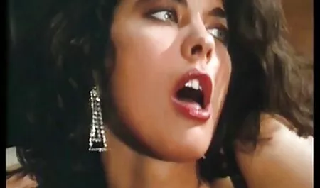 Sterke mannen met een mooie beste seksfilm jonge koe die kreunt met een perfect lichaam