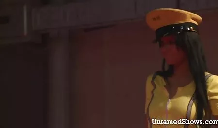Brunette die seks films gratis kijken haar heupen beweegt en bovenop haar minnaar klimt.