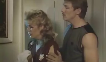 Broer romantische seksfilm zus in de keuken.