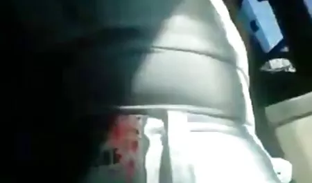 De blonde kuste het ei en met de moed om een lid van partnerruil seksfilms de klant te pijpen.