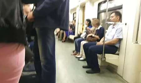 De minnaar giet olie op het schoolmeisje en neukt haar op de lesbische seksfilm bank.