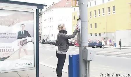 Meisje lange mooie seksfilms benen genieten van dubbele penetratie