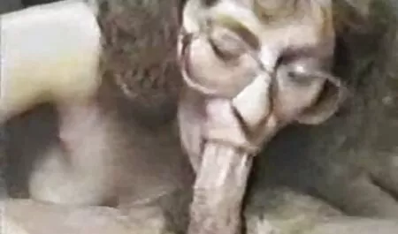 Natte lesbische seksfilms ebbenhout neuken met grote kip