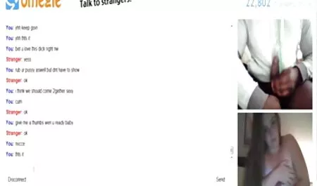 De man ervaart de piek van lekkere seks films geluk vergezeld door twee mooie naakte vrouwen