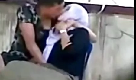 Studenten zuigen graag de fallus lesbische seksfilms van een vreemde.