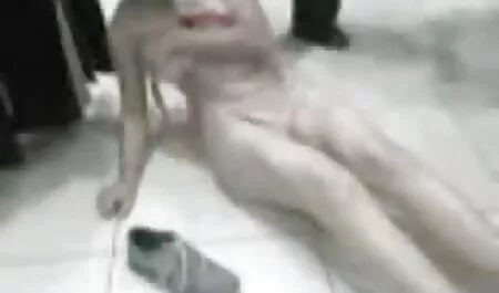 De gratis seksfilms kijken blondine ging naar het toilet en kalmeerde een lid van haar vriend.