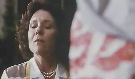 Lesbienne verzamelt urine van een minnaar in een seks film gratis fles.