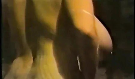 Zwarte brunette Op haar erotische seksfilms knieën